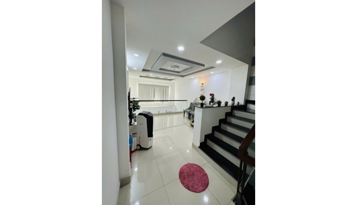 Hiếm Lạc Long Quân - Quận 11- HXH 60m2 - 3 tầng BTCT đẹp